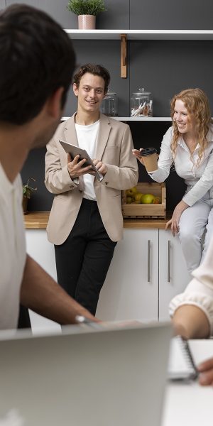 employee-showing-appreciation-each-other